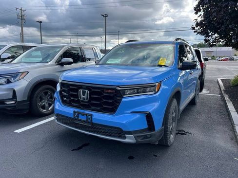 Used 2025 Honda Pilot TrailSport image 1