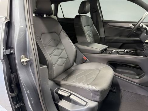 Used 2025 Volkswagen Atlas Cross Sport SE image 14