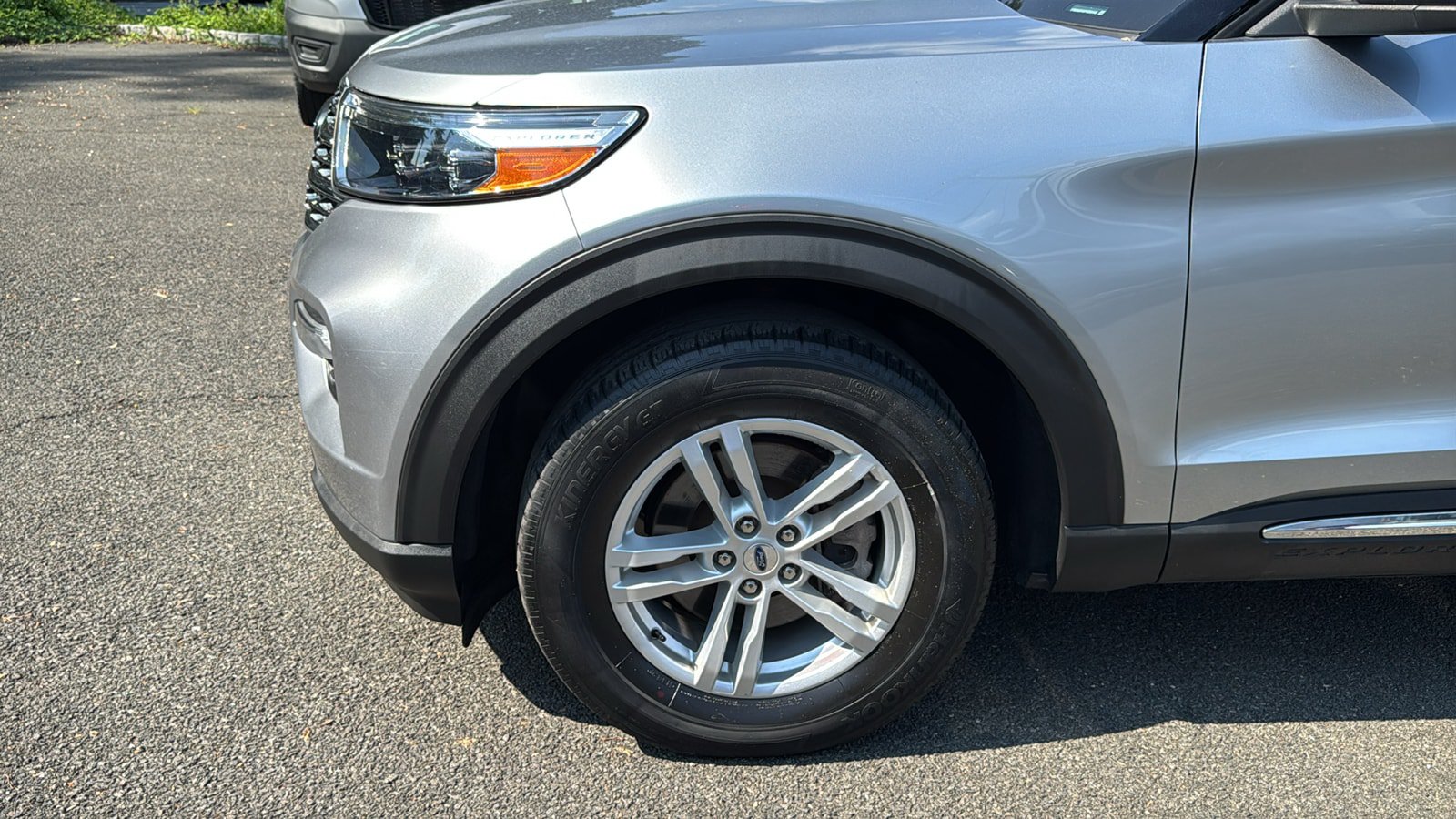 Used 2023 Ford Explorer XLT w/ Equipment Group 202A AWD/4WD image 4