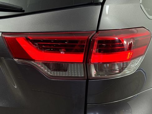 Used 2018 Toyota Highlander XLE FWD image 35