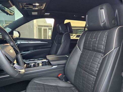 Certified 2025 Cadillac Escalade V w/ LPO, ONYX Package AWD/4WD image 29