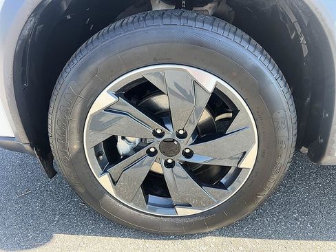 Certified 2025 Nissan Rogue SV AWD/4WD image 9