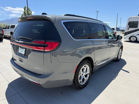 Used 2023 Chrysler Pacifica Limited FWD image 3
