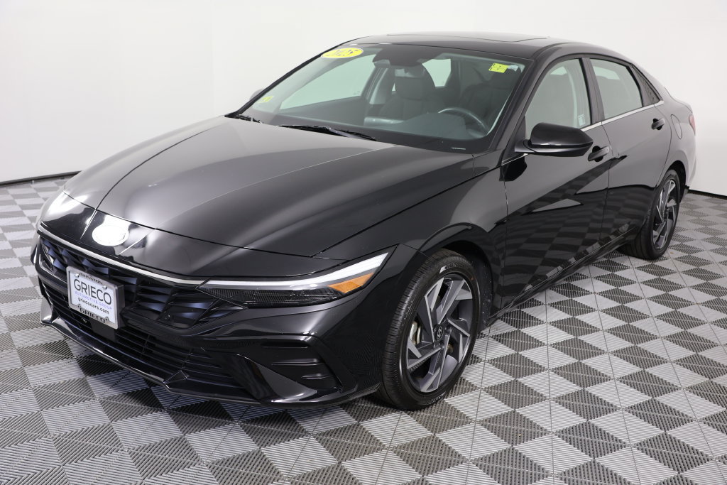 Used 2025 Hyundai Elantra SEL FWD image 4