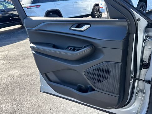 New 2025 Jeep Grand Cherokee Laredo AWD/4WD image 16