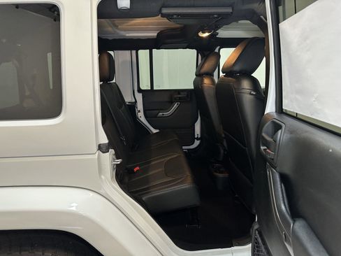 Used 2018 Jeep Wrangler Unlimited Sahara AWD/4WD image 36