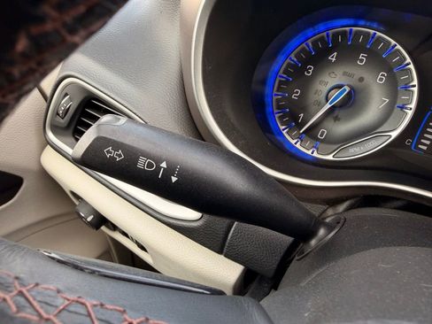 Used 2018 Chrysler Pacifica Touring-L image 14