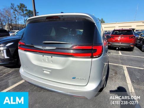 Used 2023 Chrysler Pacifica Touring-L image 9