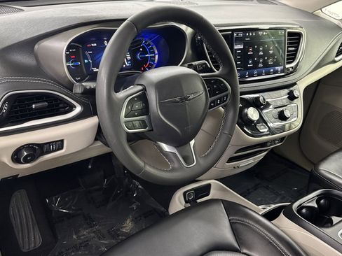 Used 2023 Chrysler Pacifica Touring-L image 7