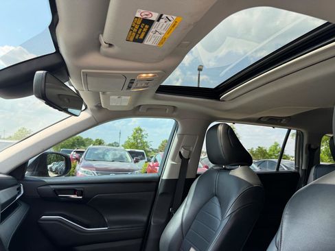 Used 2020 Toyota Highlander XLE FWD image 11