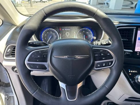 Used 2024 Chrysler Pacifica Touring-L FWD image 18