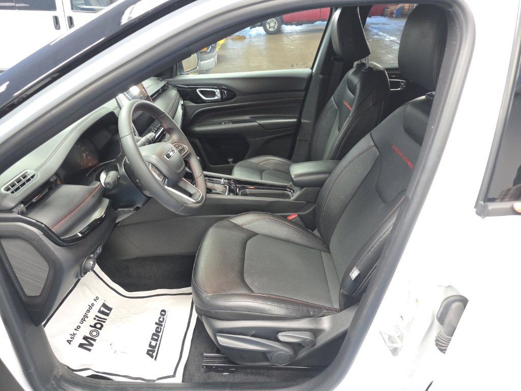 Used 2025 Jeep Compass Trailhawk AWD/4WD image 17