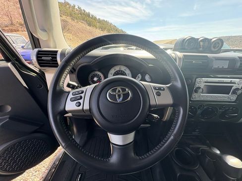 Used 2013 Toyota FJ Cruiser 4WD w/ Upgrade Pkg image 4