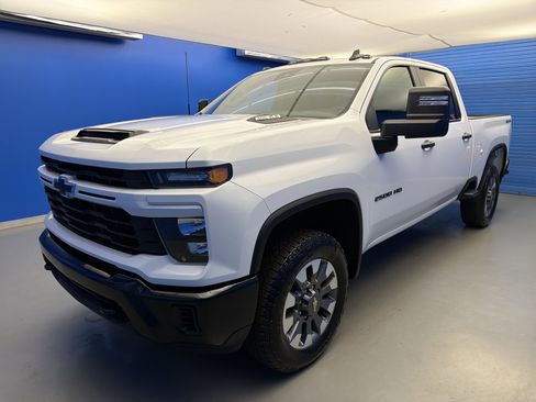 Used 2024 Chevrolet Silverado 2500 Custom w/ Custom Value Package AWD/4WD image 4