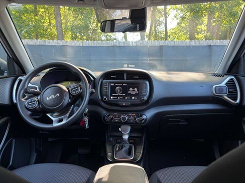 Used 2025 Kia Soul LX w/ LX Technology Package FWD image 31