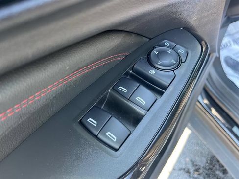 Used 2025 Chevrolet Trax RS w/ Sunroof Package FWD image 27