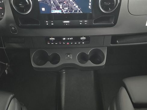 Used 2024 Mercedes-Benz Sprinter 2500 image 11