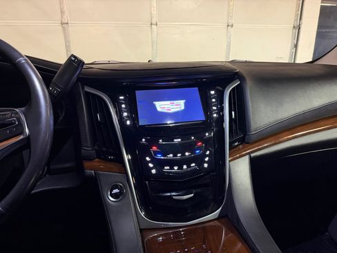 Used 2020 Cadillac Escalade ESV Luxury AWD/4WD image 16