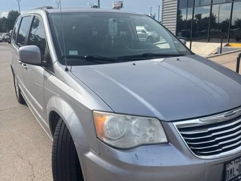 Used 2014 Chrysler Town & Country Touring FWD image 8