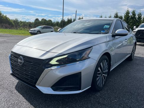 Used 2023 Nissan Altima 2.5 SV w/ SV Premium Package FWD image 8