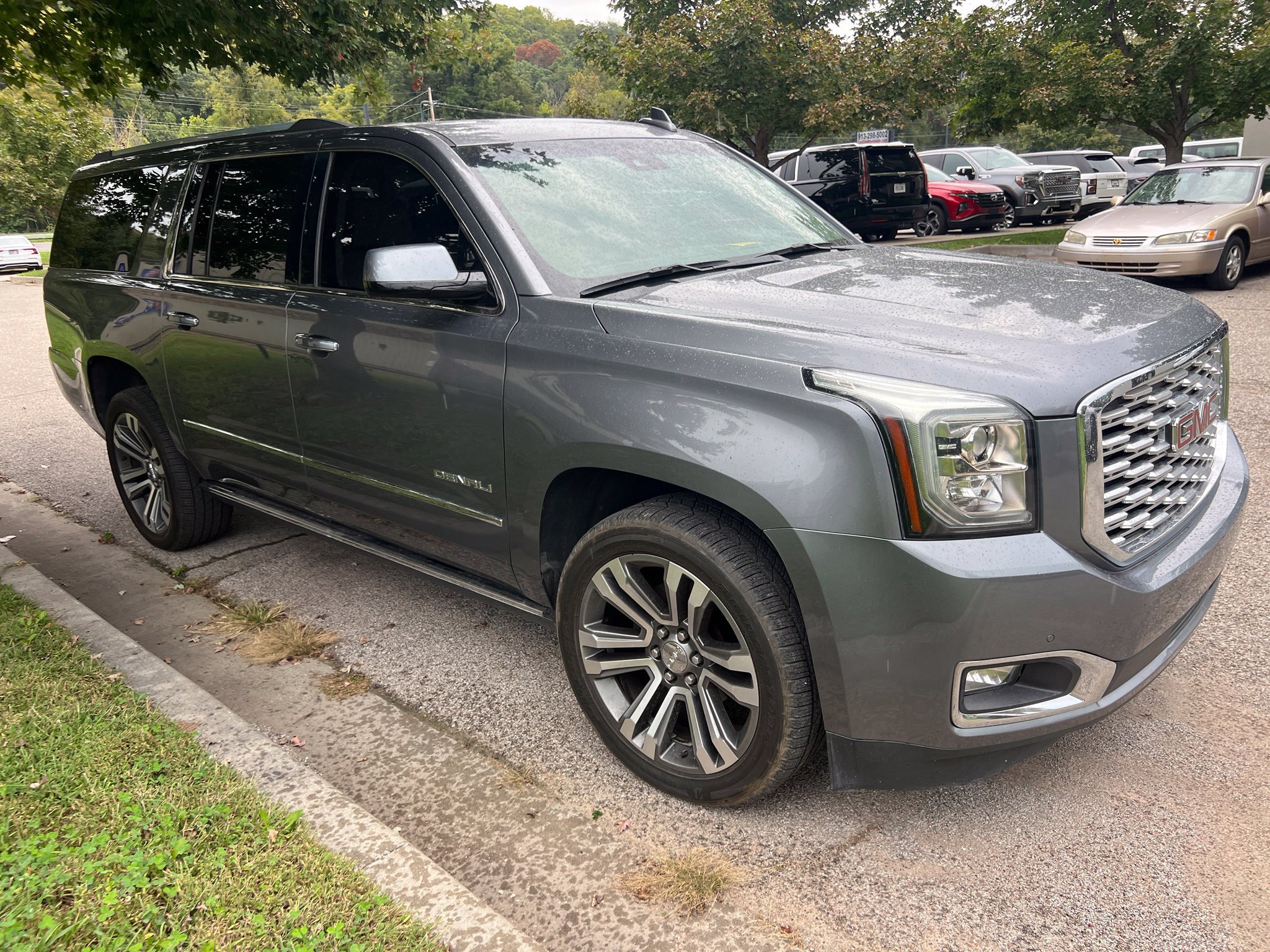 Used 2020 GMC Yukon XL Denali w/ Denali Premium Package AWD/4WD image 3