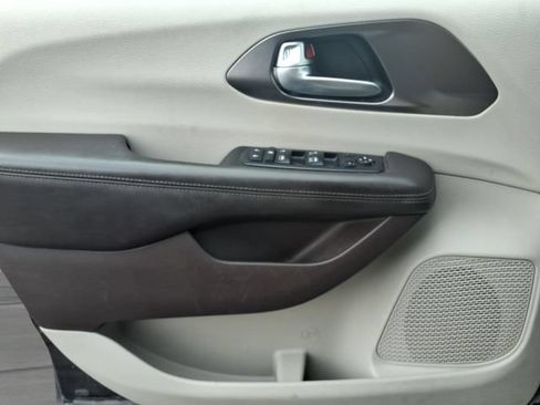 Used 2017 Chrysler Pacifica Touring w/ Tire & Wheel Group FWD image 18