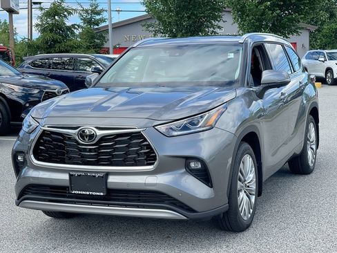 Used 2026 Toyota Highlander Platinum AWD/4WD image 2