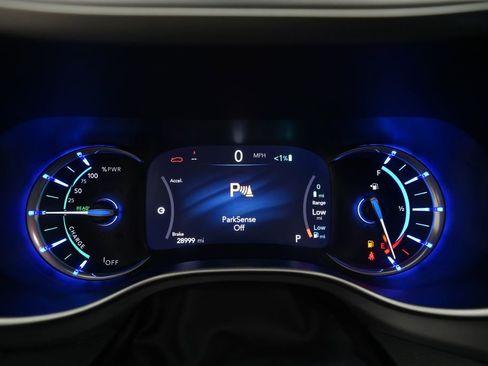 Used 2023 Chrysler Pacifica Touring-L w/ S Appearance Package image 2