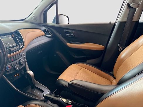 Used 2019 Chevrolet Trax LT w/ Sun & Sound Package AWD/4WD image 24
