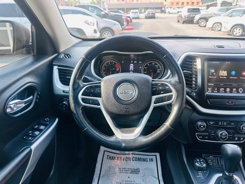 Used 2017 Jeep Cherokee Trailhawk AWD/4WD image 11