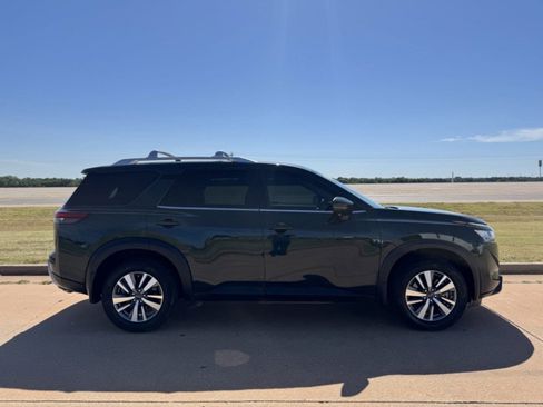 Used 2023 Nissan Pathfinder SL w/ Black Appearance Package image 21