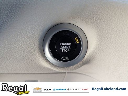Used 2024 Chrysler Pacifica Select image 25