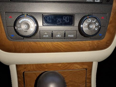 Used 2010 Cadillac DTS Platinum FWD image 17