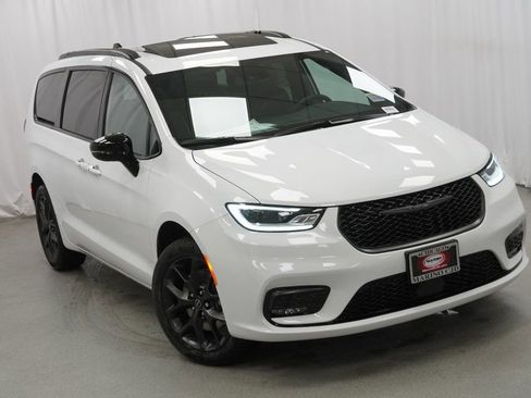 New 2026 Chrysler Pacifica Limited w/ S Appearance Package AWD/4WD image 8