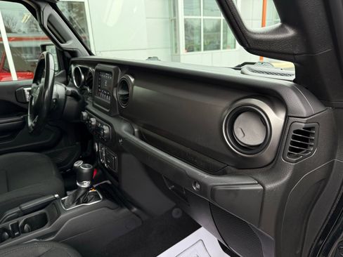 Used 2021 Jeep Gladiator Sport image 24