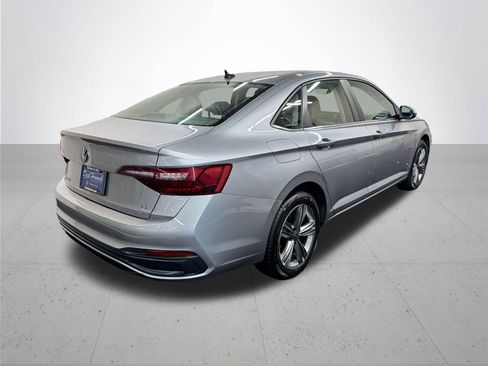 Used 2024 Volkswagen Jetta SE FWD image 7