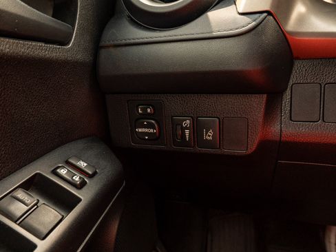 Used 2018 Toyota RAV4 LE w/ All Weather Liner Package FWD image 27