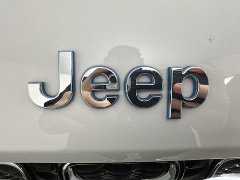 Used 2023 Jeep Grand Cherokee Overland AWD/4WD image 9