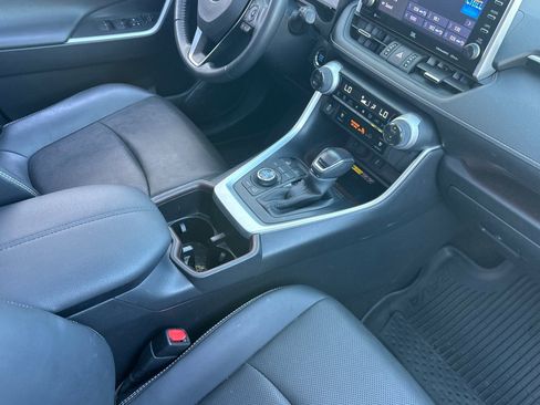 Used 2022 Toyota RAV4 Limited image 18