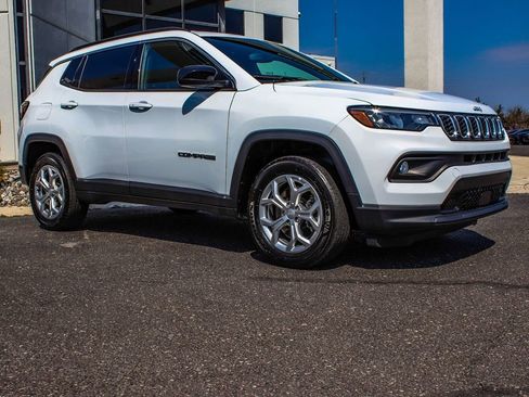 Used 2024 Jeep Compass Latitude AWD/4WD image 3