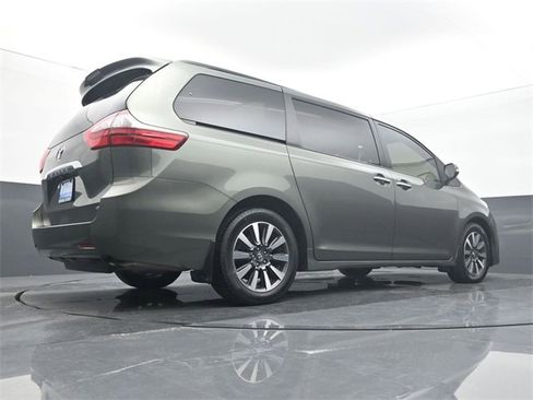 Used 2019 Toyota Sienna L image 11