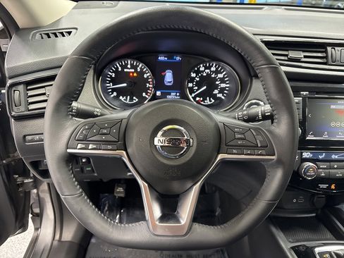 Used 2018 Nissan Rogue SV image 14