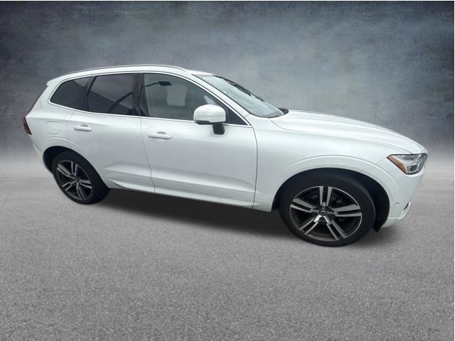 Used 2018 Volvo XC60 T5 Momentum w/ Vision Package AWD/4WD image 4