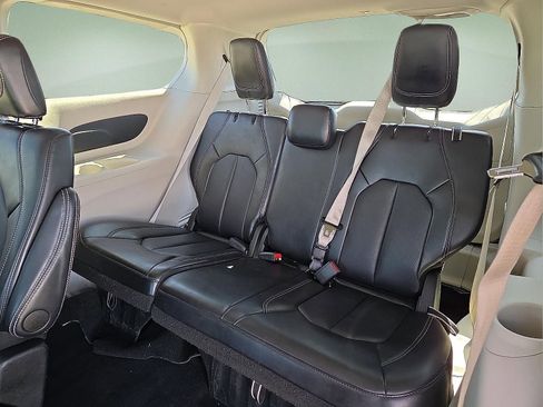Used 2024 Chrysler Pacifica Touring-L image 10