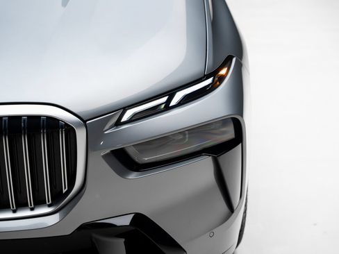 Used 2024 BMW X7 xDrive40i w/ M Sport Package AWD/4WD image 11