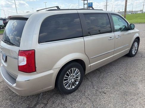 Used 2013 Chrysler Town & Country Touring-L w/ Driver Convenience Group FWD image 5