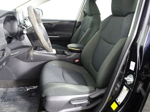 Used 2021 Toyota RAV4 LE image 10