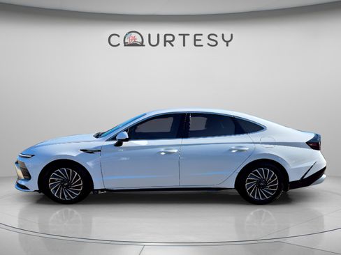 Used 2025 Hyundai Sonata SEL FWD image 2