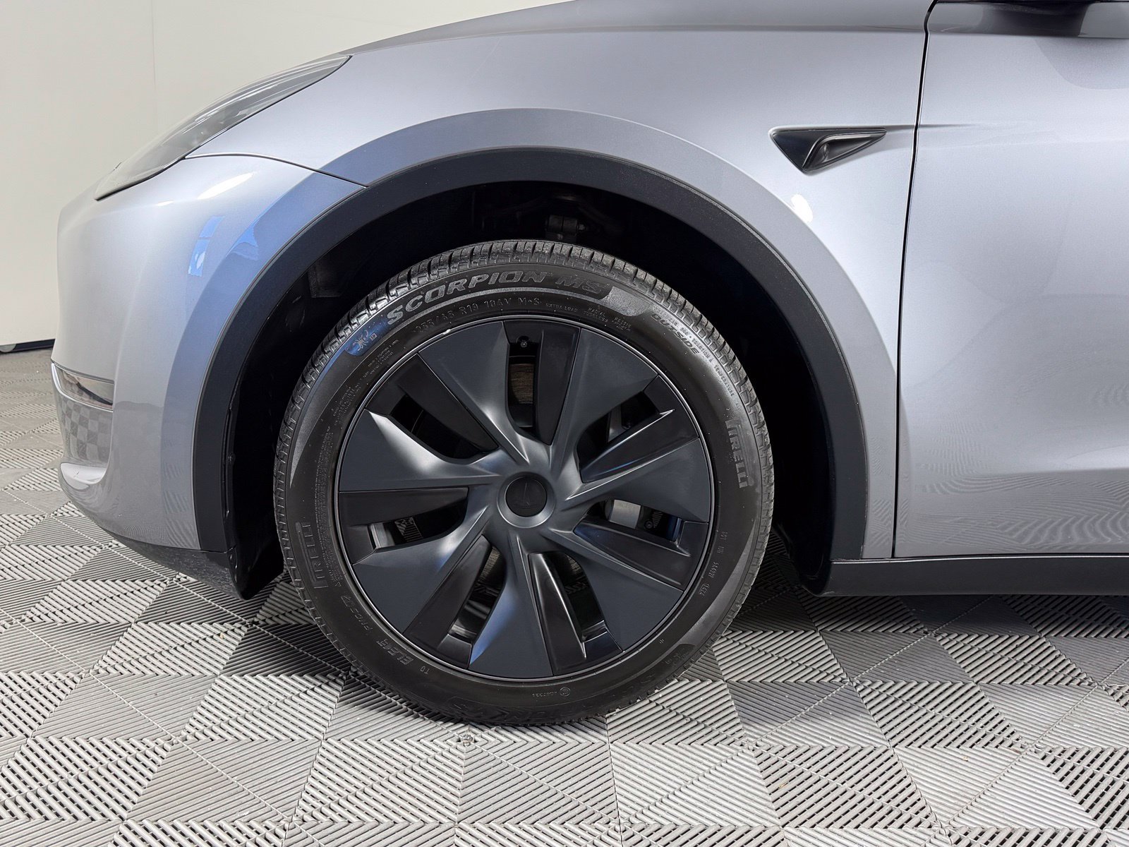 Used 2024 Tesla Model Y Long Range AWD/4WD image 5
