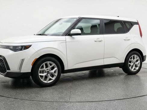 Used 2025 Kia Soul LX w/ LX Technology Package FWD image 3